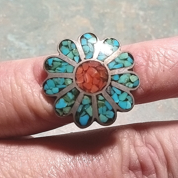 Vintage ZUNI .925 Sterling Silver Turquoise & Coral Chip Inlay Floral Ring. Sz 7